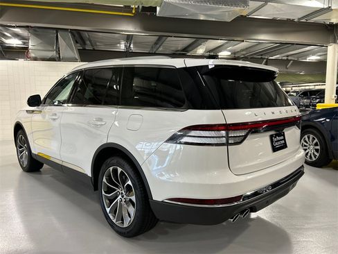 Used 2025 Lincoln Aviator Reserve w/ Illumination Package image 4