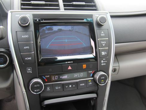 Used 2017 Toyota Camry XLE w/ Moonroof Package image 21