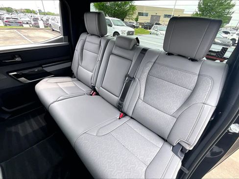 Used 2025 Toyota Tundra Limited AWD/4WD image 18