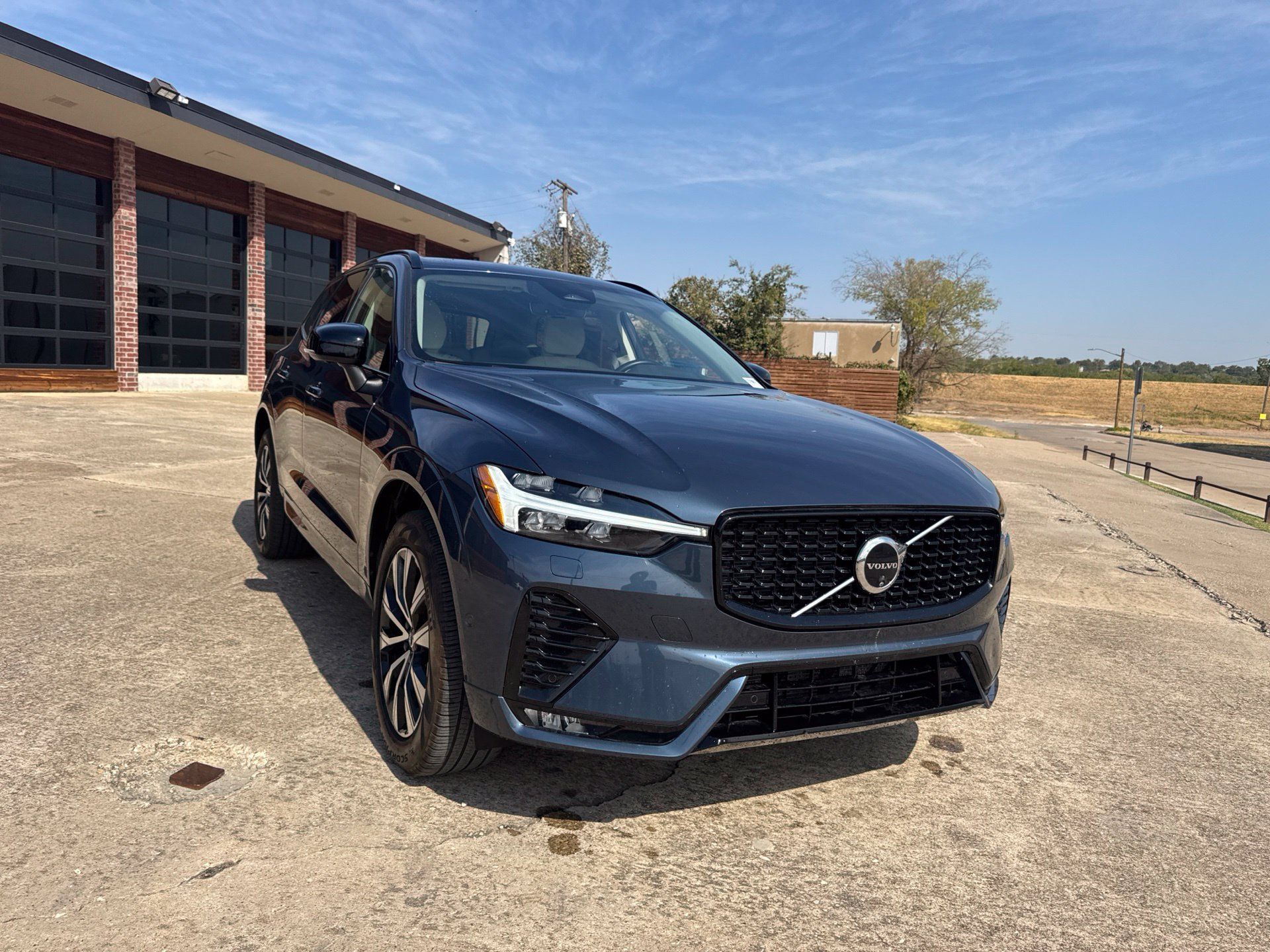 Used 2025 Volvo XC60 B5 Plus AWD/4WD image 4