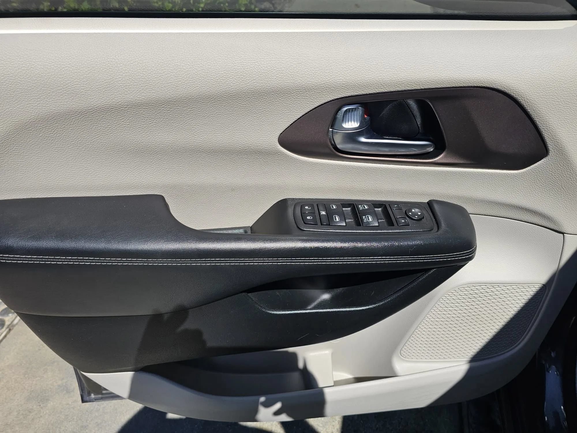 Used 2023 Chrysler Voyager LX FWD image 9