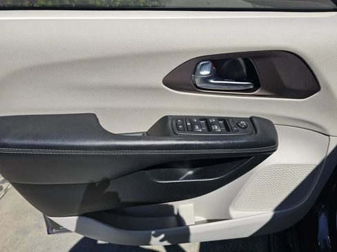 Used 2023 Chrysler Voyager LX FWD image 9