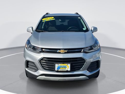 Used 2022 Chevrolet Trax LT w/ LT Convenience Package image 2
