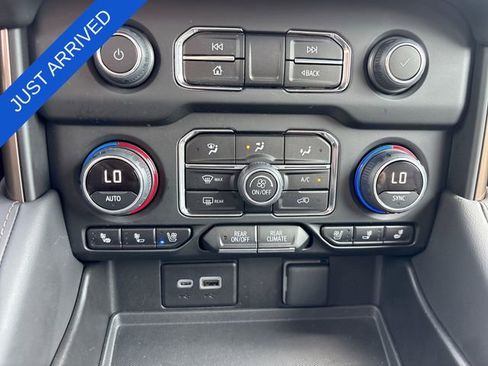Used 2024 Chevrolet Suburban High Country AWD/4WD image 19