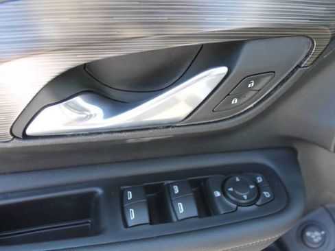 Used 2023 GMC Terrain SLE w/ Driver Convenience Package image 18