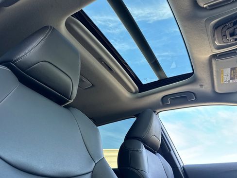 Used 2022 Toyota Corolla Cross XLE w/ Convenience Package image 15