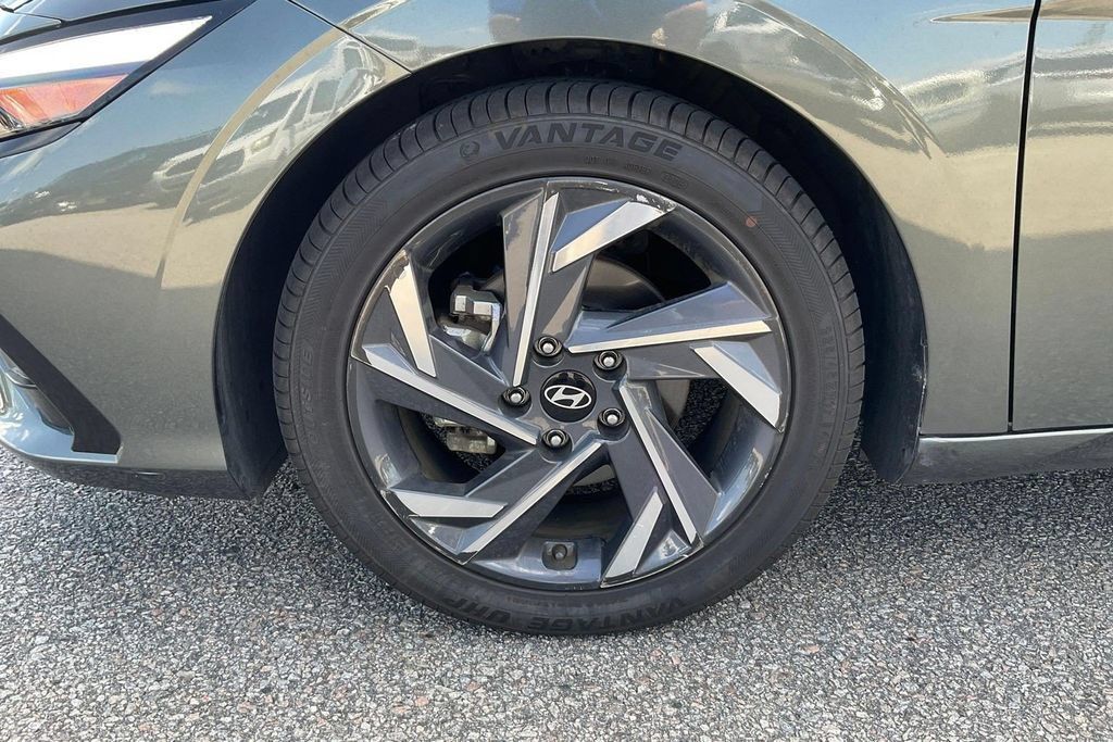 Used 2025 Hyundai Elantra SEL FWD image 9