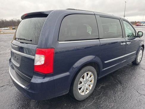 Used 2016 Chrysler Town & Country Touring w/ Driver Convenience Group image 4