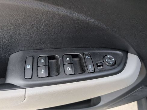Used 2025 Hyundai Venue SEL FWD image 13