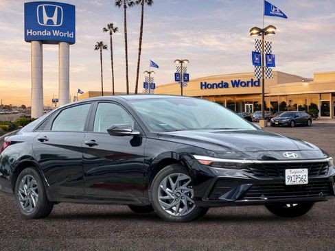 Used 2026 Hyundai Elantra Hybrid FWD image 2