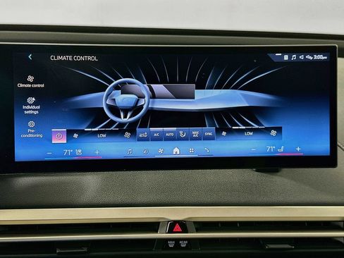 Used 2024 BMW iX xDrive50 w/ Premium Package AWD/4WD image 16