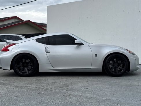 Used 2009 Nissan 370Z Touring w/ Sport Pkg image 3