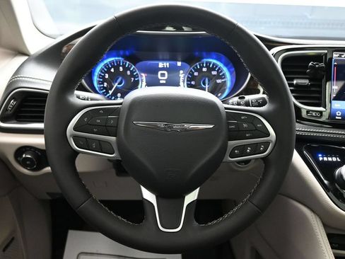 Used 2024 Chrysler Pacifica Limited w/ Uconnect Theater Family Group FWD image 15