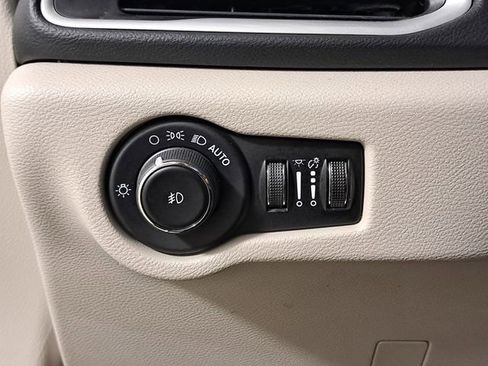 Used 2023 Chrysler Pacifica Touring-L image 22