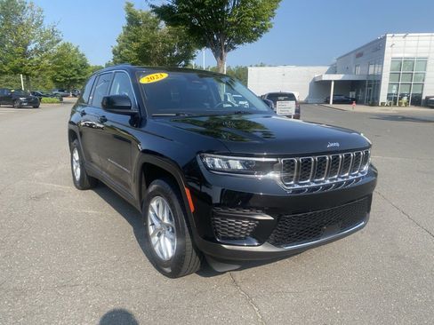 Used 2023 Jeep Grand Cherokee Laredo w/ Luxury Tech Group I AWD/4WD image 1