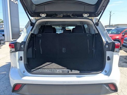 Used 2022 Toyota Highlander L FWD image 11
