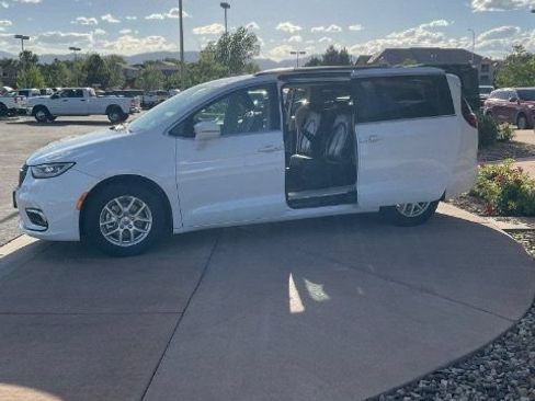 Used 2022 Chrysler Pacifica Touring-L FWD image 12