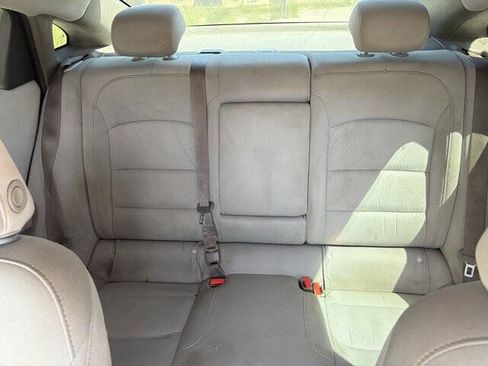 Used 2018 Chevrolet Malibu LT FWD image 2