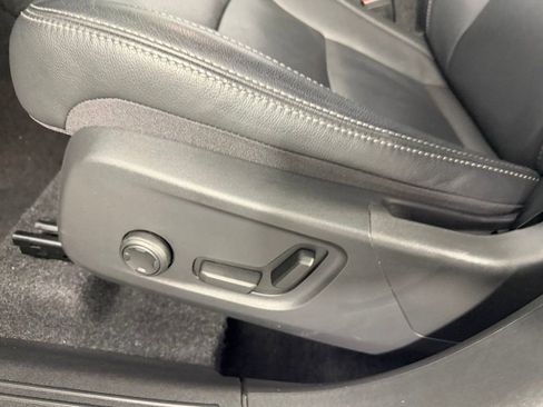 Used 2025 Volvo XC40 B5 Core image 24