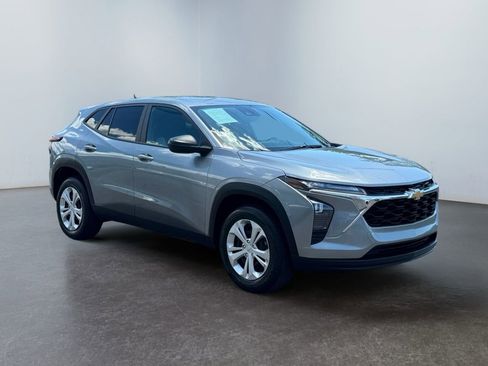 Used 2024 Chevrolet Trax LS w/ Driver Confidence Package FWD image 3