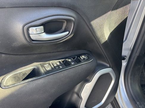 Used 2021 Jeep Renegade Latitude w/ Convenience Group image 16