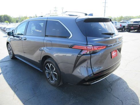 Used 2025 Toyota Sienna Platinum AWD/4WD image 9