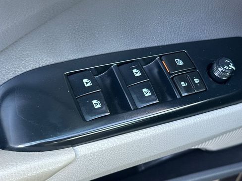 Used 2018 Toyota Camry SE image 11