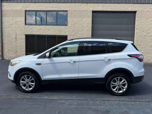 Used 2017 Ford Escape SE w/ Equipment Group 201A AWD/4WD image 3