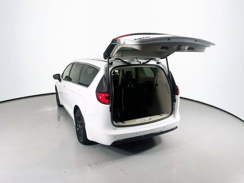 Used 2024 Chrysler Pacifica Touring-L image 24