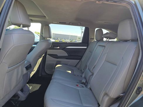 Used 2019 Toyota Highlander XLE w/ Carpet Mat Package (TMS) AWD/4WD image 18