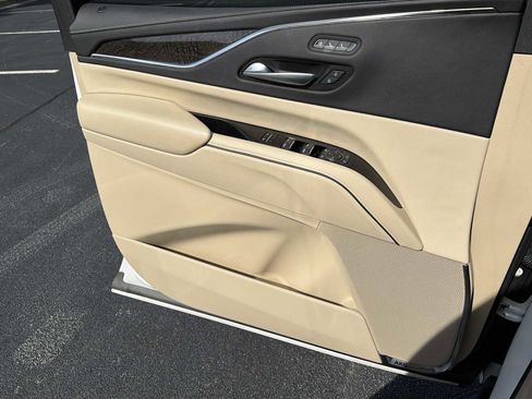 Used 2023 Cadillac Escalade ESV Premium Luxury AWD/4WD image 18