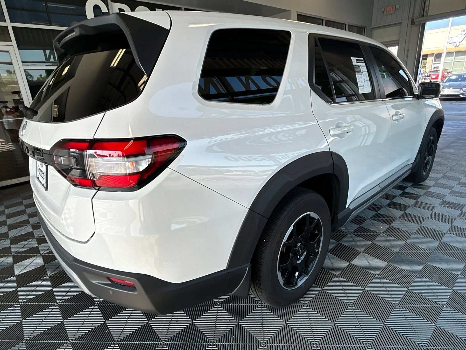Used 2025 Honda Pilot EX-L image 6