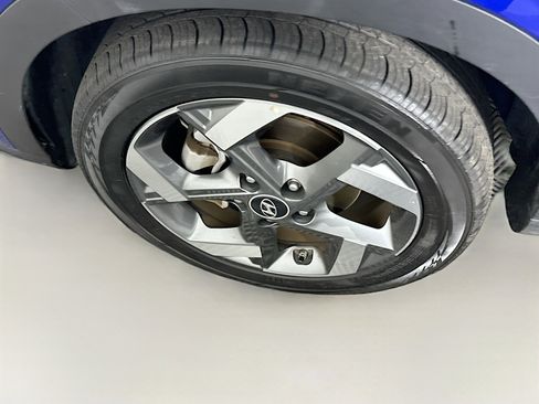 Used 2025 Hyundai Venue Limited image 11