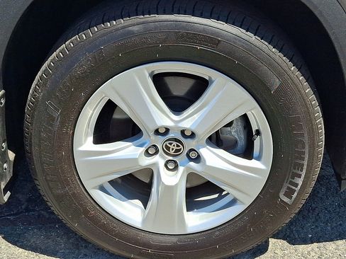 Used 2025 Toyota Highlander LE AWD/4WD image 9