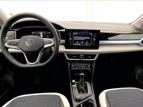 Used 2025 Volkswagen Taos SE w/ Panoramic Sunroof Package image 15