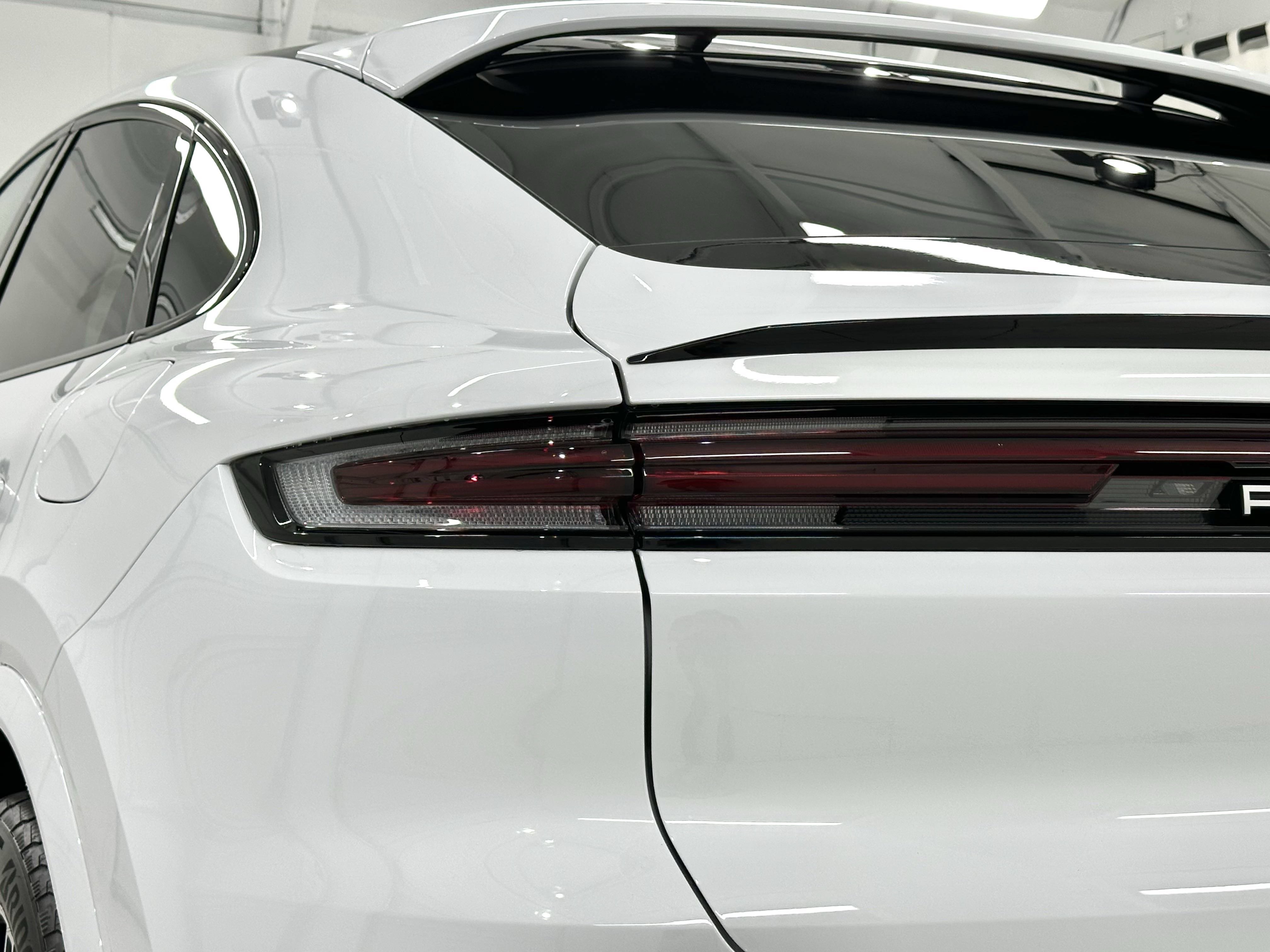 Used 2025 Porsche Cayenne E-Hybrid Coupe AWD/4WD image 18