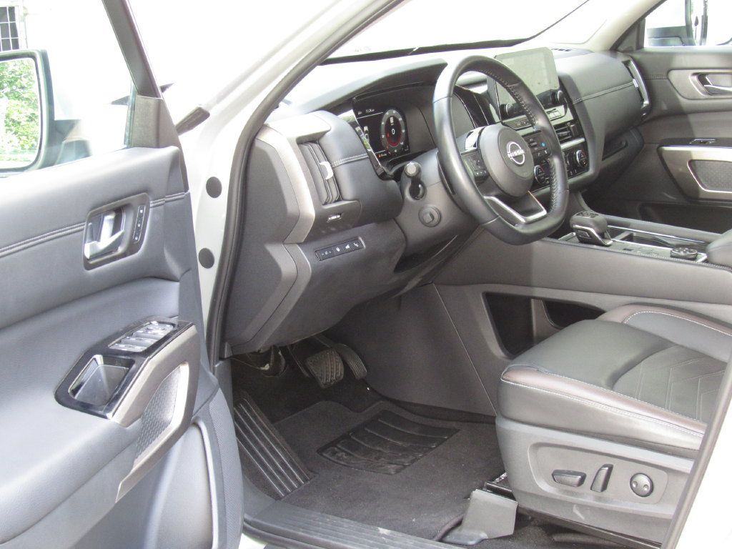 Used 2025 Nissan Pathfinder Platinum AWD/4WD image 9