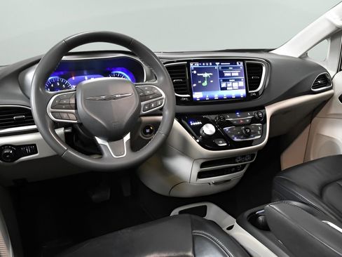 Used 2022 Chrysler Pacifica Touring-L image 32