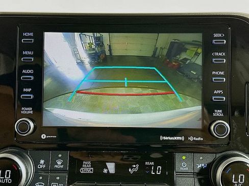 Used 2021 Toyota Highlander XLE AWD/4WD image 17