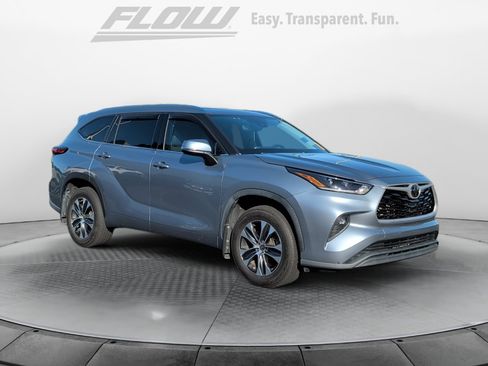 Used 2021 Toyota Highlander XLE AWD/4WD image 1