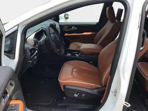 Used 2024 Chrysler Pacifica Pinnacle FWD image 10