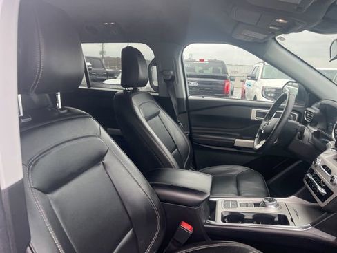 Used 2024 Ford Explorer XLT w/ Equipment Group 202A image 6