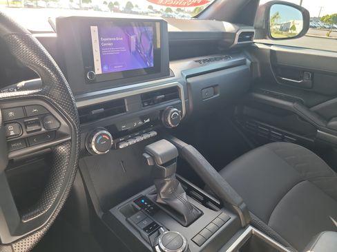 Certified 2025 Toyota Tacoma SR5 AWD/4WD image 21