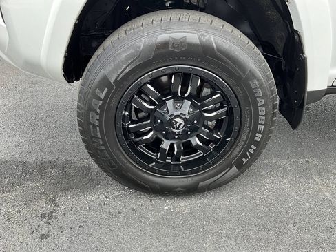 Used 2015 Toyota 4Runner SR5 w/ Four Season Floor Mat Package AWD/4WD image 17