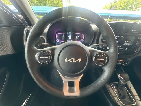 Used 2025 Kia Soul LX w/ LX Technology Package FWD image 15