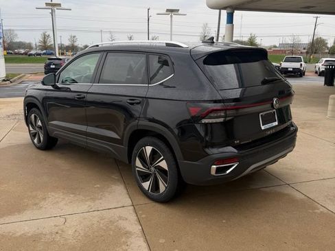 Used 2025 Volkswagen Taos SE AWD/4WD image 3
