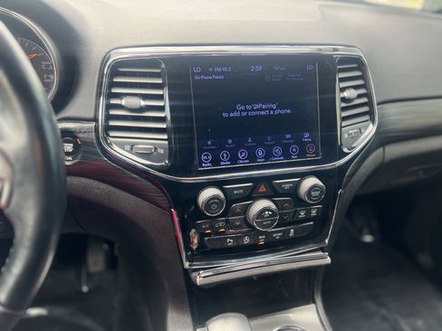 Used 2019 Jeep Grand Cherokee Laredo AWD/4WD image 22