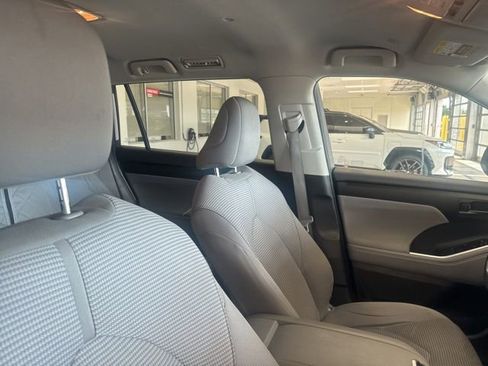 Used 2022 Toyota Highlander LE FWD image 8