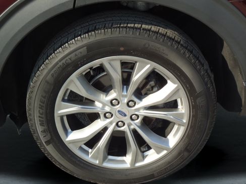 Used 2022 Ford Explorer XLT w/ Equipment Group 202A AWD/4WD image 9