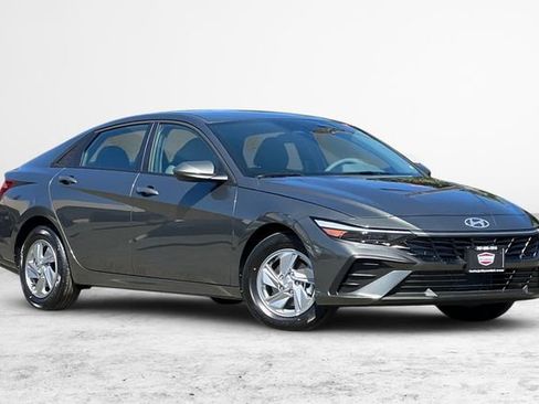 New 2026 Hyundai Elantra SE FWD image 2